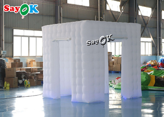 Gian hàng sự kiện Hiển thị 2,5m 8,25ft màu trắng Di động 3 cửa Cube Photo Booth Lều bơm hơi có đèn Led